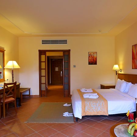 Charmillion Gardens Aquapark Hotel Sharm el-Sheikh Exterior foto A room at the Hilton Sharm El Sheikh