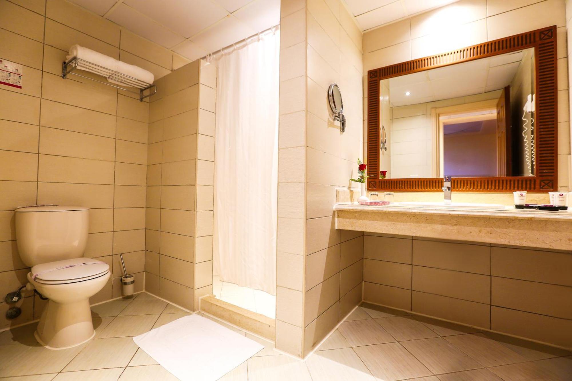 Charmillion Gardens Aquapark Hotel Sharm el-Sheikh Cameră foto A bathroom in a hotel