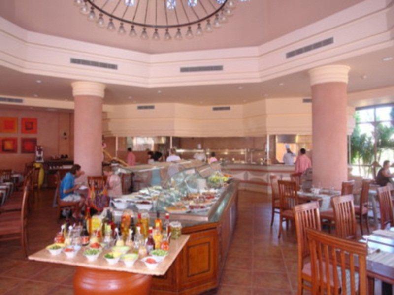 Charmillion Gardens Aquapark Hotel Sharm el-Sheikh Exterior foto A buffet at a hotel